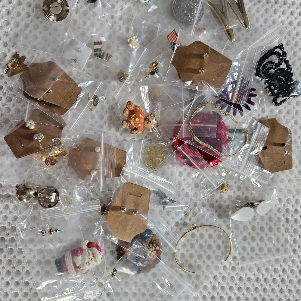 Bundle of 40 Jewlery Items. Pins Brooches Pendants Choker Earrings